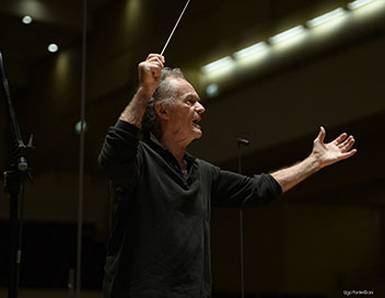 Jean-Claude Casadesus dirige la Symphonie n2 de Mahler