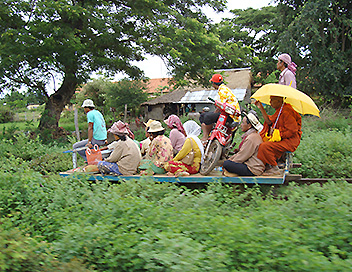 360-GEO - Cambodge, le petit train de bambous